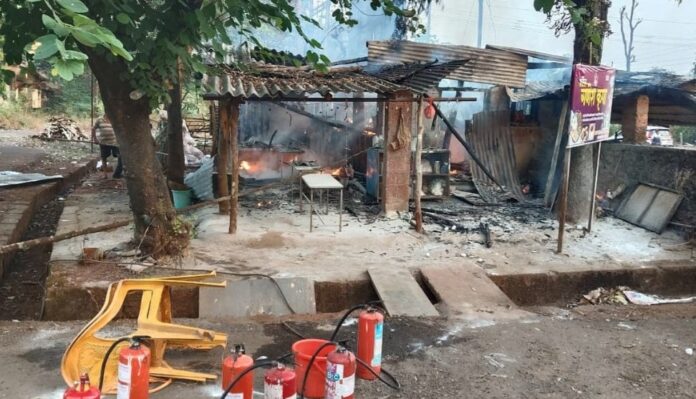 शिवाजीनगर स्टेडियम येथील गाळ्यांच्या छताला आग