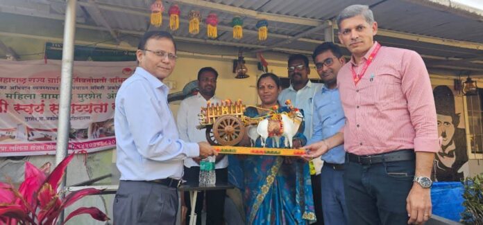 'उमेद' उपक्रमांना भेट प्रधान सचिव एकनाथ डवले यांची अकोलेतील ‘उमेद’ उपक्रमांना भेट