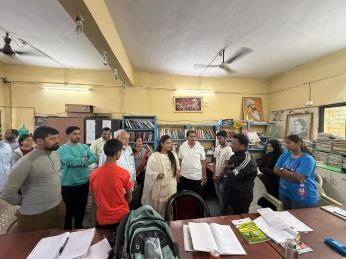 उरण नगर परिषदेच्या वाचनालयास नगराध्यक्ष भावनाताई घाणेकर यांची भेट उरण नगर परिषदेच्या वाचनालयास नगराध्यक्ष भावनाताई घाणेकर यांची भेट; सोयी-सुविधांची केली पाहणी