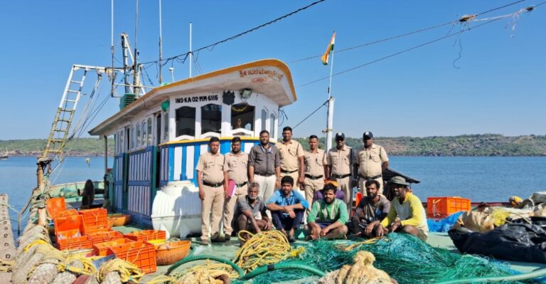 सिंधुदुर्ग सागरी हद्दीत बेकायदा मासेमारी करणारी कर्नाटकची नौका जप्त