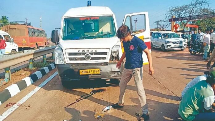 कारवांचीवाडी येथे रुग्णवाहिका दुचाकी अपघातात कारवांचीवाडी येथे रुग्णवाहिका- दुचाकी अपघातात चारजण गंभीर जखमी