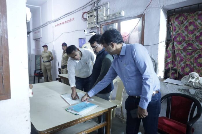 जिल्हाधिकारी किशन जावळेंची स्ट्राँगरुमला भेट अलिबाग नगर परिषद निवडणूक २०२५