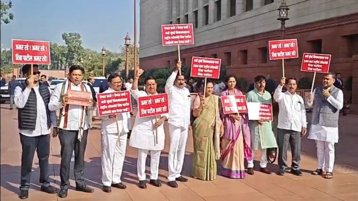 नवी मुंबई विमानतळाला दि. बा. पाटील यांचे नाव नवी मुंबई विमानतळाला दि. बा. पाटील यांचे नाव देण्याच्या मागणीसाठी संसदेत जोरदार निदर्शने