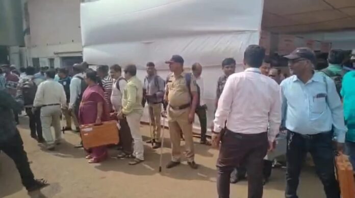 रत्नागिरी नगरपरिषद निवडणूक: मतपेट्या मतदान केंद्रांवर रवाना
