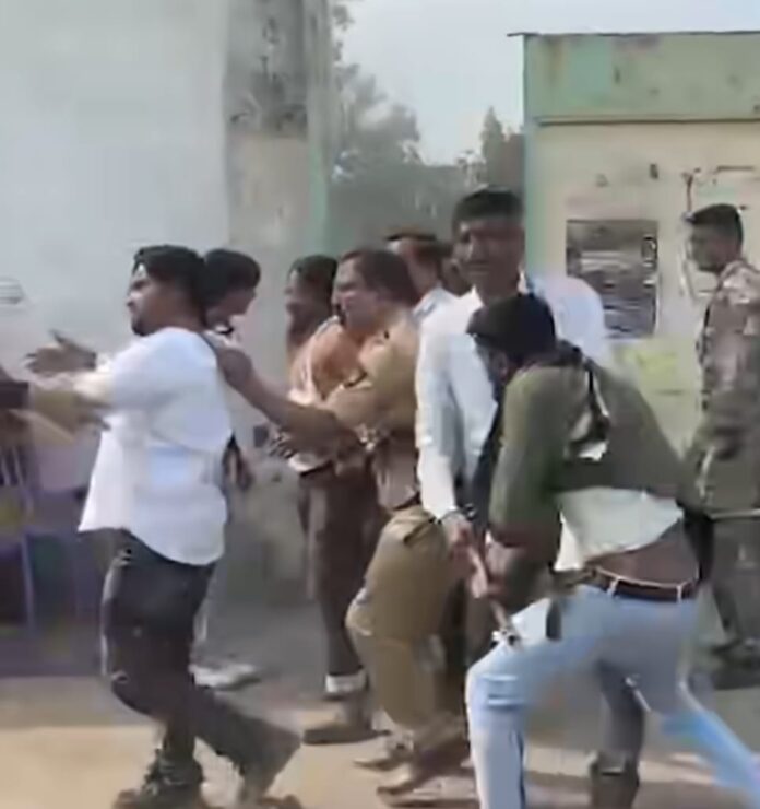 बुलडाण्यात मतदानादरम्यान गोंधळ; पोलिसांची कारवाई