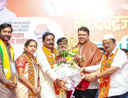 भोरमध्ये फडणवीसांची जाहीर सभा भोरमध्ये फडणवीसांची जाहीर सभा