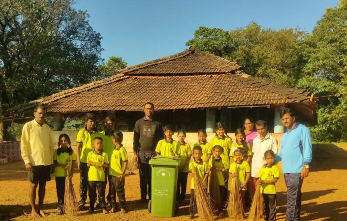 घारपी शाळेतील विद्यार्थ्यांकडून मंदिर परिसराची स्वच्छता मोहीम