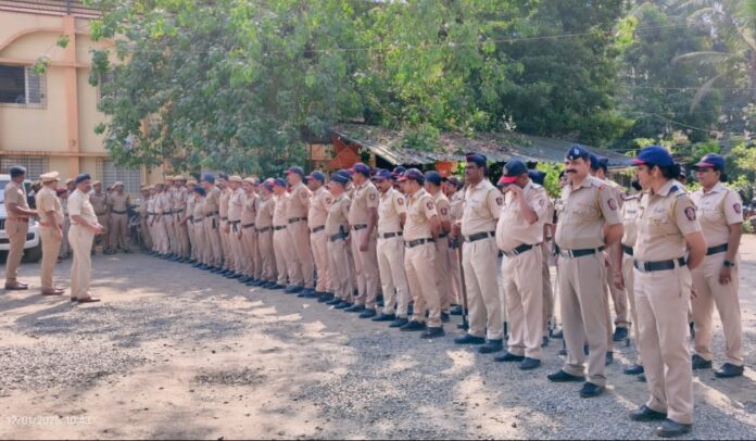 मतपेट्यांची कसून तपासणी मतपेट्यांची कसून तपासणी | पोलीस बंदोबस्तात मतदान केंद्रावर होणार रवाना