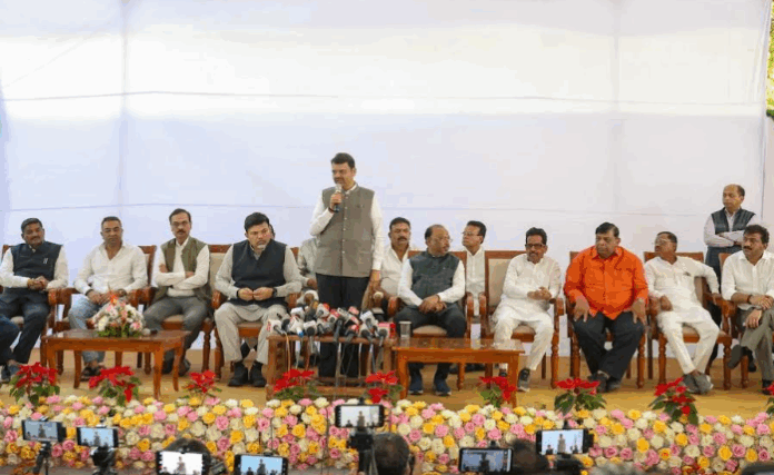 मुख्यमंत्री देवेंद्र फडणवीस यांचा नागपुरात भाजपाच्या नवनिर्वाचित नगरप्रतिनिधींशी संवाद मुख्यमंत्री देवेंद्र फडणवीस यांचा नागपुरात भाजपाच्या नवनिर्वाचित नगरप्रतिनिधींशी संवाद