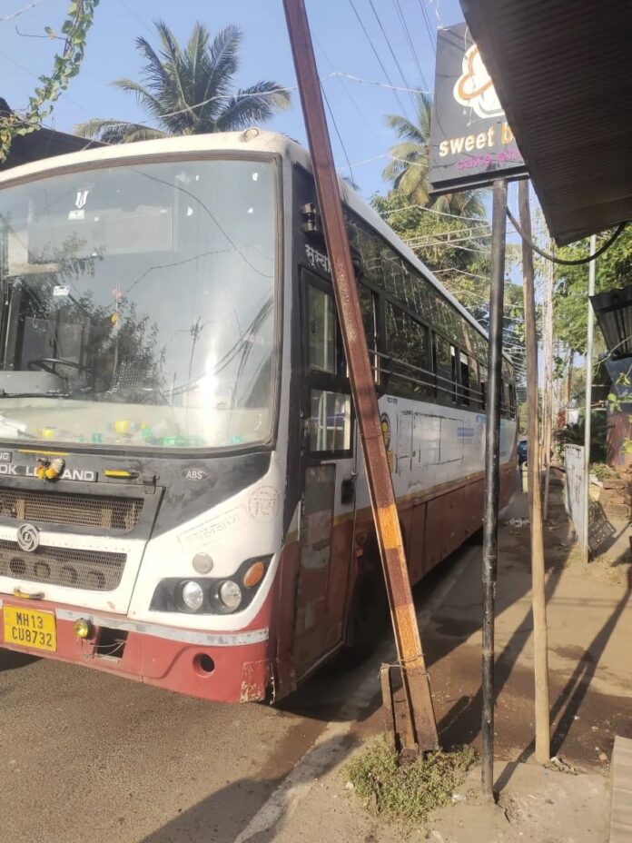 वीज खांब एसटीवर कोसळला जुनाट वीज खांब थेट एसटी बसवर कोसळला