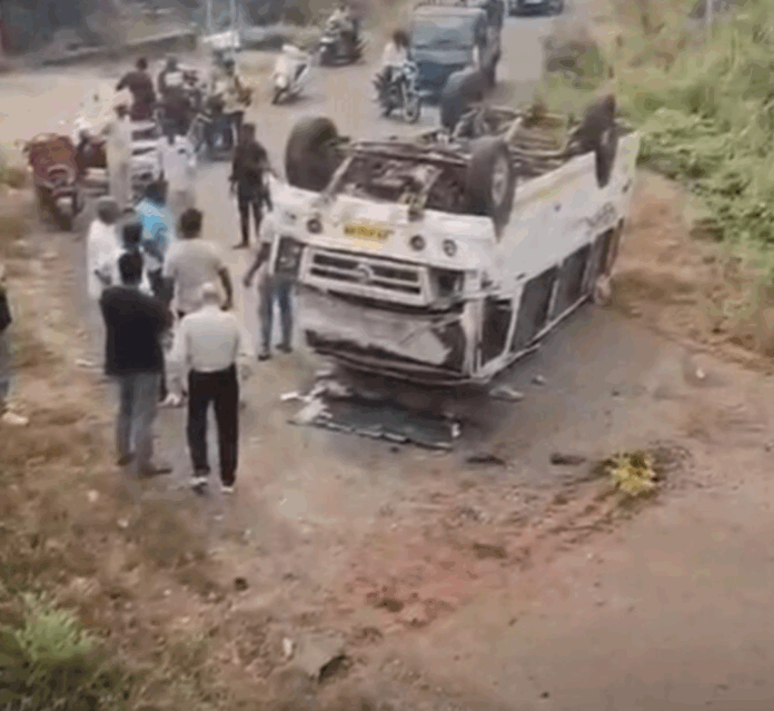 हर्णे परिसरात पर्यटकांच्या मिनीबस अपघात १० जण जखमी