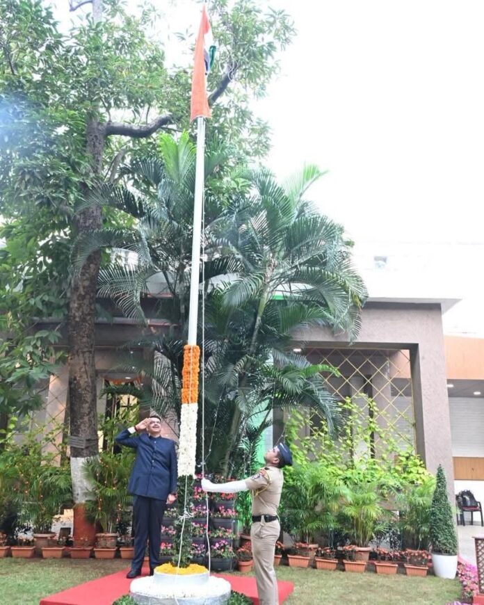 मुख्यमंत्र्यांच्या हस्ते वर्षा निवासस्थानी ध्वजवंदन