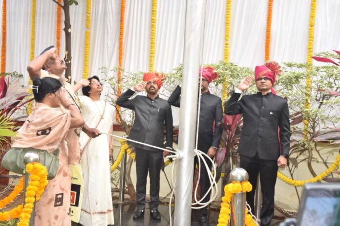 ठाणे जिल्हाधिकारी कार्यालयात ध्वजारोहण संपन्न