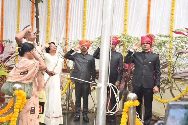ठाणे जिल्हाधिकारी कार्यालयात ध्वजारोहण संपन्न