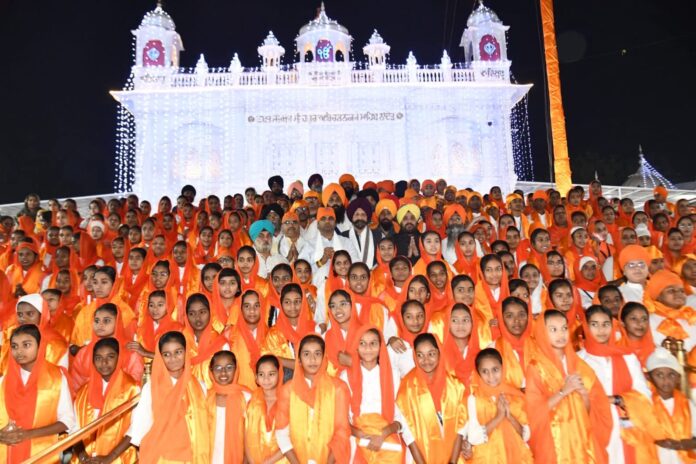 ३५० विद्यार्थ्यांच्या स्वरांजलीतून गुरु तेग बहादूर साहिबजींना भावपूर्ण अभिवादन