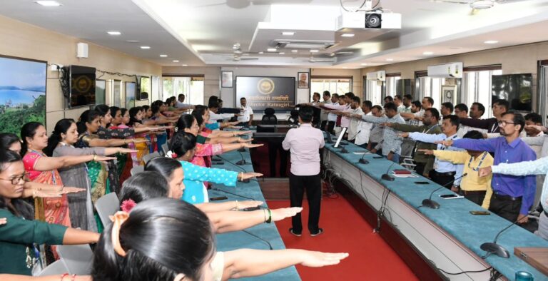  रत्नागिरी जिल्हाधिकारी कार्यालयात ‘प्रलोभनास बळी न पडता मतदान’ प्रतिज्ञा