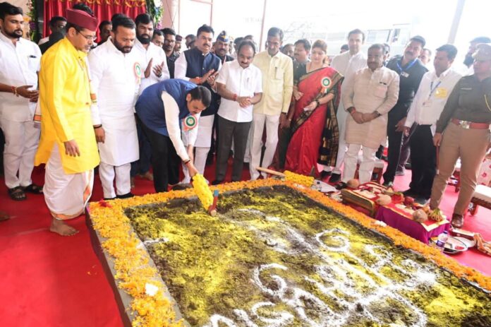 क्रांतिज्योती सावित्रीबाई फुले यांच्या स्मारकाचे भूमिपूजन क्रांतिज्योती सावित्रीबाई फुले यांच्या स्मारकाचे मुख्यमंत्री देवेंद्र फडणवीस यांच्या हस्ते भूमिपूजन