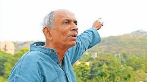 डॉ. माधव गाडगीळ मुंबई l प्रतिनिधी पर्यावरण संतुलन आणि जैवविविधतेच्या संवर्धनासाठी आयुष्य समर्पित करणारे ज्येष्ठ पर्यावरण शास्त्रज्ञ पद्मभूषण डॉ. माधव गाडगीळ हे व्रतस्थ वैज्ञानिक म्हणून कायम स्मरणात राहतील, अशा शब्दांत मुख्यमंत्री देवेंद्र फडणवीस यांनी त्यांच्या निधनाबद्दल तीव्र शोक व्यक्त करत भावपूर्ण श्रद्धांजली अर्पण केली आहे. मुख्यमंत्री शोकसंदेशात म्हणाले की, डॉ. गाडगीळ यांनी पर्यावरणाबाबत जनजागृती व्हावी यासाठी सातत्याने प्रयत्न केले. पश्चिम घाटातील जैवविविधतेचे महत्त्व समाजापर्यंत पोहोचवणे, त्या संवेदनांना जिवंत ठेवणे आणि अधिक प्रगल्भ करणे हे त्यांच्या जीवनकार्याचे केंद्रबिंदू होते. पर्यावरण संरक्षण आणि संवर्धनासाठी त्यांनी आयुष्यभर अथक परिश्रम घेतले. डॉ. गाडगीळ यांच्या उल्लेखनीय कार्याची दखल घेऊन संयुक्त राष्ट्र संघाने २०२४ मध्ये त्यांना यूएनईपीचा ‘चॅम्पियन ऑफ द अर्थ’ पुरस्कार देऊन सन्मानित केले होते. सहा दशकांहून अधिक काळाच्या प्रदीर्घ वैज्ञानिक कारकिर्दीत त्यांनी अनेक महत्त्वाची पदे भूषविली. मात्र, त्यांनी स्वतःला नेहमीच ‘जनतेचा वैज्ञानिक’ म्हणूनच ओळखले. महाराष्ट्राचे सुपुत्र असलेल्या डॉ. गाडगीळ यांनी आपल्या पर्यावरणविषयक संशोधनामुळे आणि कार्यामुळे आंतरराष्ट्रीय स्तरावर विशेष ओळख निर्माण केली. त्यांच्या जाण्याने पर्यावरण जतन व संवर्धन क्षेत्रात मोठी पोकळी निर्माण झाली आहे. त्यांच्या निधनामुळे आपण एका ऋषीतुल्य मार्गदर्शकाला मुकलो असल्याची भावना मुख्यमंत्री फडणवीस यांनी व्यक्त केली. गाडगीळ कुटुंबीयांवर कोसळलेल्या या दुःखात शासन आणि समाज सहभागी असल्याचे नमूद करत, त्यांच्या चाहत्यांना तसेच संशोधन क्षेत्रातील विद्यार्थ्यांना हे दुःख सहन करण्याची शक्ती मिळो, अशी प्रार्थना मुख्यमंत्र्यांनी केली. शेवटी, ज्येष्ठ पर्यावरण शास्त्रज्ञ डॉ. माधव गाडगीळ यांना त्यांनी भावपूर्ण श्रद्धांजली अर्पण केली.