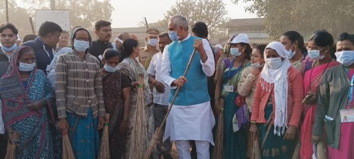 महामहिम राज्यपाल आचार्य देवव्रत यांचा स्वच्छता मोहिमेत सहभाग दिंडोरी तालुक्यातील पिंपरखेड येथे महामहिम राज्यपाल आचार्य देवव्रत यांचा स्वच्छता मोहिमेत सहभाग