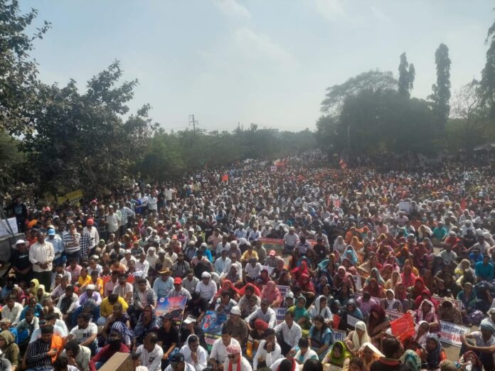 वाढवण बंदर व मेगा प्रकल्पांविरोधात जिल्हाधिकारी कार्यालयाबाहेर भव्य जनआंदोलन