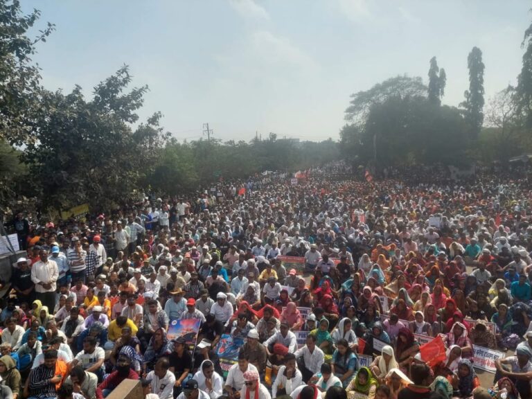 वाढवण बंदर व मेगा प्रकल्पांविरोधात जिल्हाधिकारी कार्यालयाबाहेर भव्य जनआंदोलन