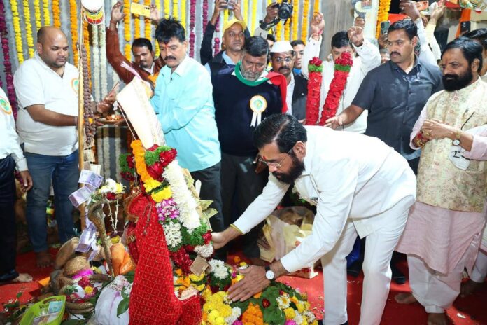 श्री उत्तेश्वराचे सहकुटुंब मनोभावे पूजन करताना महाबळेश्वर तालुक्यातील दरे येथे श्री क्षेत्र उत्तेश्वर यात्रेला उपमुख्यमंत्री एकनाथ शिंदेंची उपस्थिती
