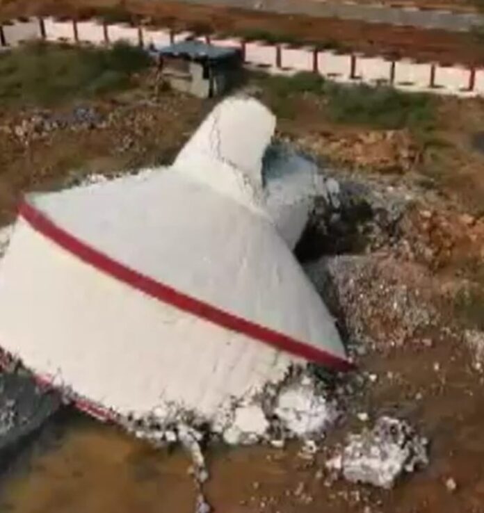 सुरत जिल्ह्यात पाण्याची टाकी कोसळली