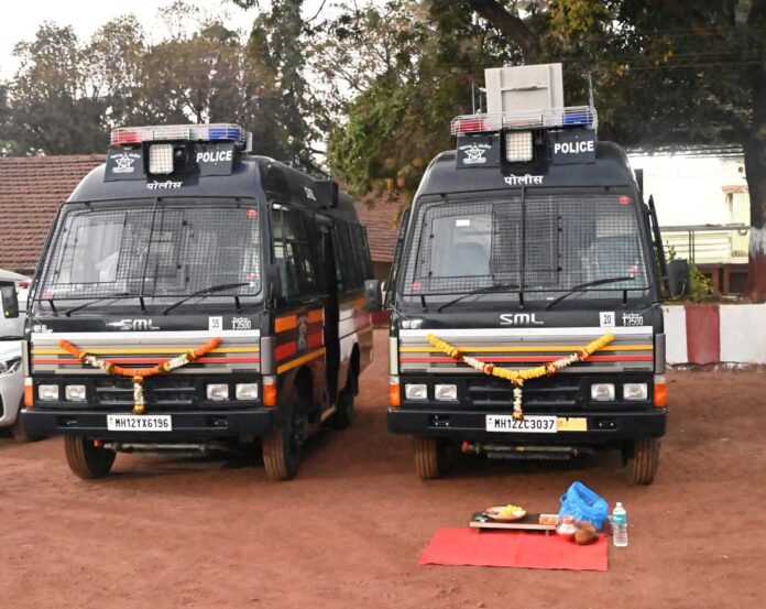 रत्नागिरी जिल्हा पोलीस दलाच्या ताफ्यात दोन अत्याधुनिक सर्व्हिलन्स SML बसचा समावेश