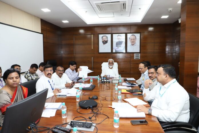 विद्यार्थ्यांसाठी योजनांची माहिती शाळांमध्ये दर्शनी लावा : दादाजी भुसे