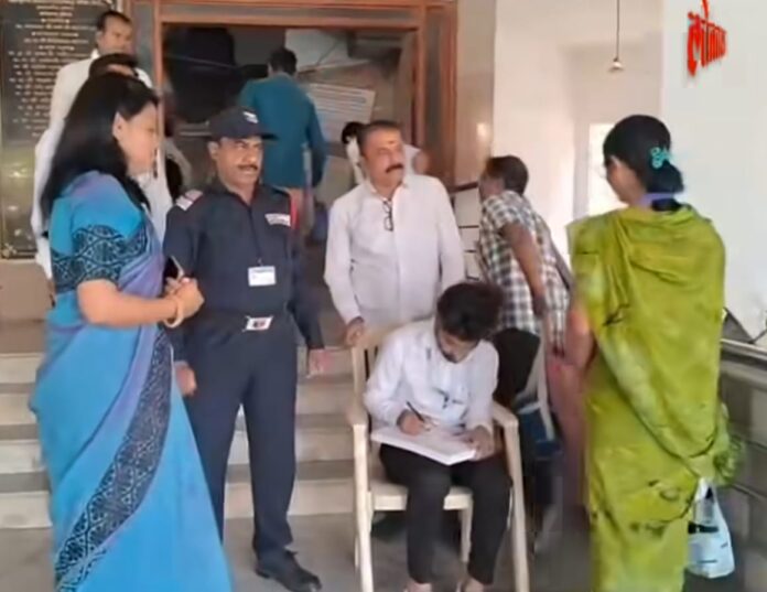 उशिरा येणाऱ्या कर्मचाऱ्यांना महापौरांचा इशारा