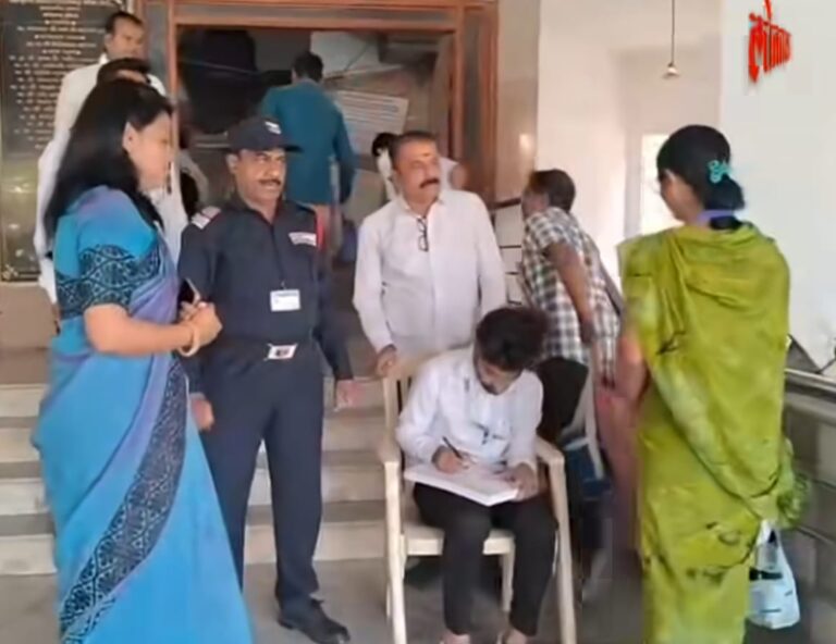 उशिरा येणाऱ्या कर्मचाऱ्यांना महापौरांचा इशारा