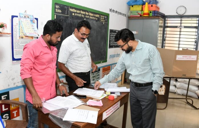 जिल्हाधिकारी मनुज जिंदल यांची मतदान केंद्रांवर पाहणी
