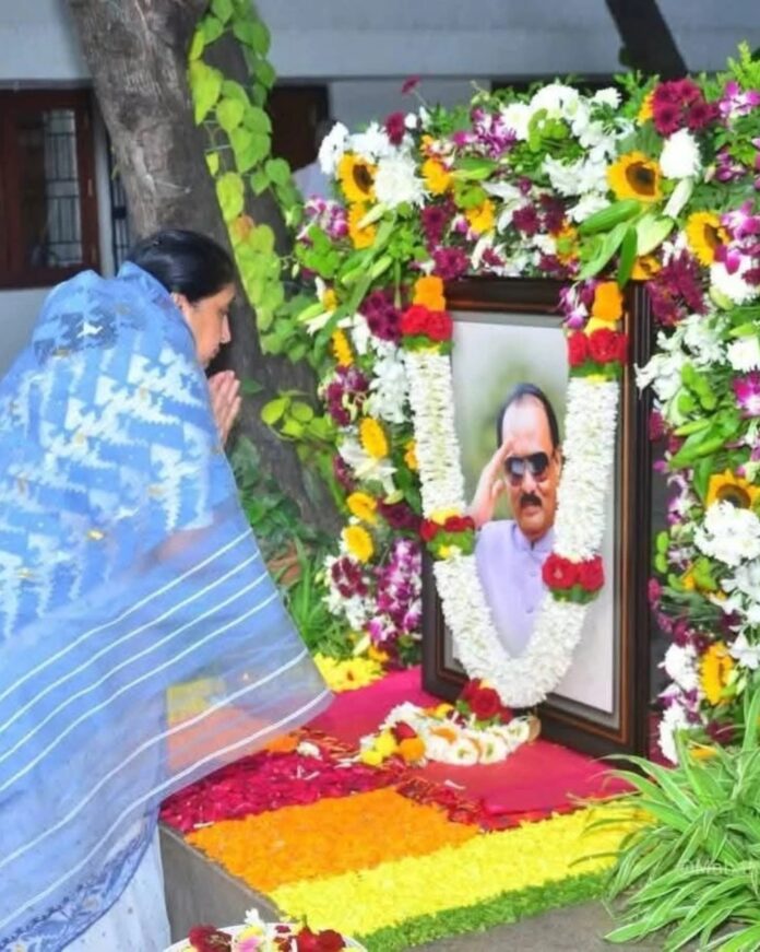 मतदानापूर्वी उपमुख्यमंत्री सुनेत्रावहिनी पवार यांनी अजितदादाना वाहिली भावपूर्ण श्रद्धांजली