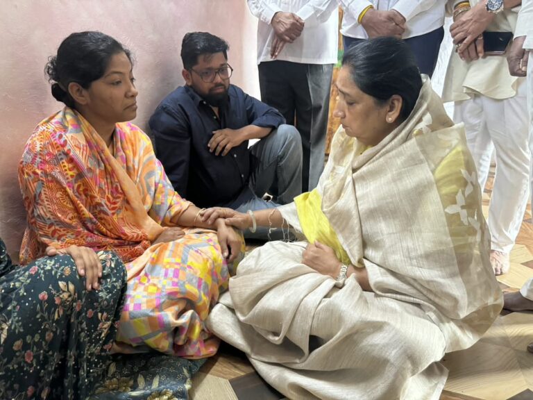 स्वतःचे दुःख बाजूला ठेवत सुनेत्रा पवारांनी जाधव कुटुंबियांचे केले सांत्वन