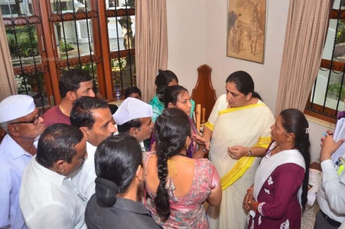 बारामतीत उपमुख्यमंत्री सुनेत्रावहिनी पवार यांची जनतेशी भेट