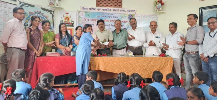 कुणबी पतपेढीकडून चंद्रनगर शाळेचा गौरव