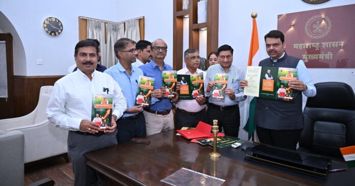 विदर्भासाठीच्या अर्थसंकल्पीय तरतुदींवरील घडी पुस्तिकेचे फडणवीस यांच्या हस्ते प्रकाशन