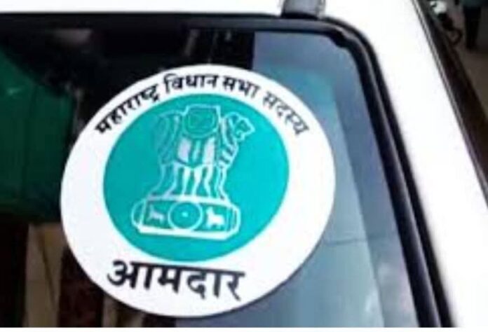 लोकप्रतिनिधींच्या वाहनांवर बोधचिन्हांचा ‘सुळसुळाट’; टोल माफीवर प्रश्नचिन्ह