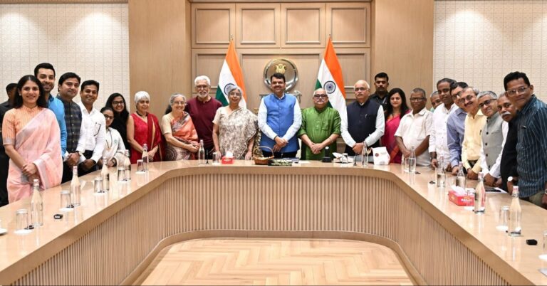 ‘तीर्थ विठ्ठल, क्षेत्र विठ्ठल’ कॉफीटेबल बुकचे मुख्यमंत्री फडणवीस यांच्या हस्ते प्रकाशन‘तीर्थ विठ्ठल, क्षेत्र विठ्ठल’ कॉफीटेबल बुकचे मुख्यमंत्री फडणवीस यांच्या हस्ते प्रकाशन