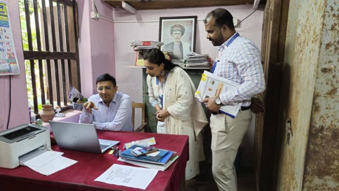 गुहागर तहसील कार्यालयाला विभागीय आयुक्त डॉ. विजय सूर्यवंशी यांची भेट