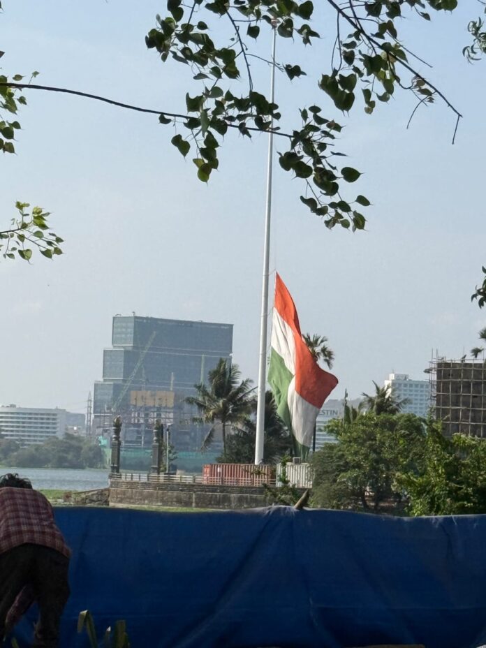 पवई तलावावर राष्ट्रध्वज अर्ध्यावर; कारण अस्पष्ट असल्याने ध्वजसंहितेच्या पालनाबाबत प्रश्नचिन्ह