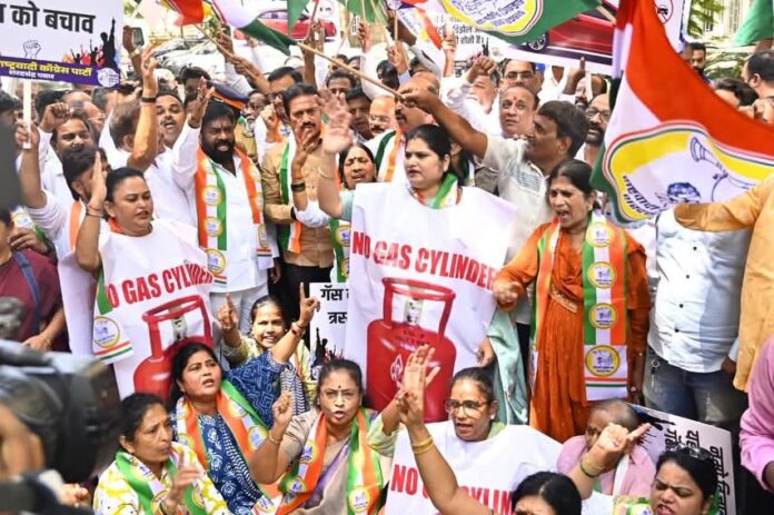 गॅस टंचाईविरोधात राष्ट्रवादी काँग्रेसचे आंदोलन; काळाबाजाराविरोधात कारवाईची मागणी