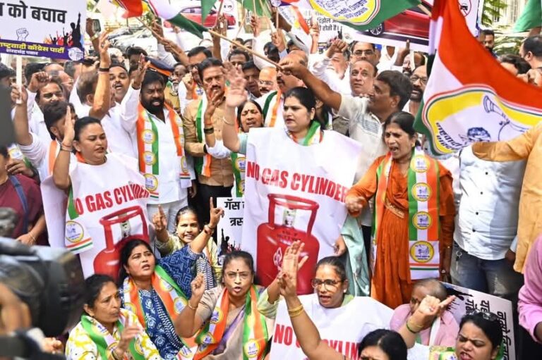 गॅस टंचाईविरोधात राष्ट्रवादी काँग्रेसचे आंदोलन; काळाबाजाराविरोधात कारवाईची मागणी