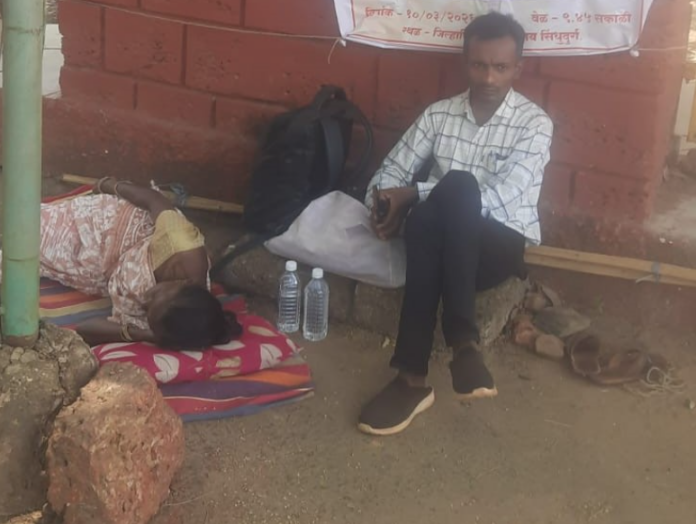 मृत गणपत राणे यांच्या कुटुंबीयांचे जिल्हाधिकारी कार्यालयासमोर उपोषण चुकीच्या एचआयव्ही निदानाचा आरोप करत मृत गणपत राणे यांच्या कुटुंबीयांचे जिल्हाधिकारी कार्यालयासमोर उपोषण