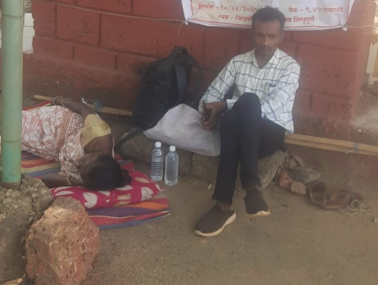 चुकीच्या एचआयव्ही निदानाचा आरोप करत मृत गणपत राणे यांच्या कुटुंबीयांचे जिल्हाधिकारी कार्यालयासमोर उपोषण