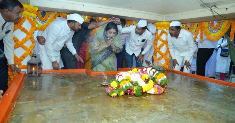 छत्रपती संभाजी महाराज पुण्यतिथीनिमित्त वढू-तुळापूर येथे उपमुख्यमंत्री सुनेत्रा पवार यांचे अभिवादन