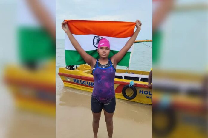 नागपूर : प्रतिनिधी नागपूरची १७ वर्षीय जलतरणपटू ईश्वरी पांडे हिने अद्वितीय कामगिरी करत श्रीलंकेतून भारतात पाल्क सामुद्रधुनी पार करणारी जगातील पहिली पूर्णपणे अंध जलतरणपटू बनण्याचा मान पटकावला आहे. तिने तलाईमन्नार ते धनुष्कोडी दरम्यानचे सुमारे २९ किलोमीटरचे अंतर अवघ्या ११ तास १५ मिनिटांत पूर्ण करत इतिहास रचला. जन्मतःच अंधत्व असतानाही ईश्वरीने या आव्हानात्मक प्रवासात समुद्रातील प्रचंड लाटा, तीव्र प्रवाह आणि जेलीफिशसारख्या धोक्यांचा धैर्याने सामना केला. तिच्या जिद्दीने आणि चिकाटीने संपूर्ण देशाला प्रेरणा दिली असून, तिच्या या कामगिरीचे सर्व स्तरांतून कौतुक होत आहे. ईश्वरीच्या या यशामुळे नागपूरसह संपूर्ण भारताचा मान उंचावला असून, तिची कामगिरी ही यंदाच्या सर्वात प्रेरणादायी क्रीडा कथांपैकी एक ठरली आहे.