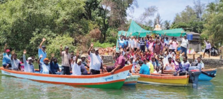 कालावल खाडीत ‘होडी आंदोलन’; वाळू उपशावरून तळाशील–रेवंडी ग्रामस्थ आमनेसामने, तणावपूर्ण वातावरण