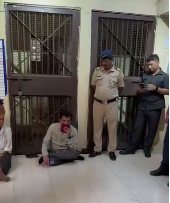 घाटकोपर पोलीस ठाण्याबाहेर किरीट सोमैया यांचे आंदोलन