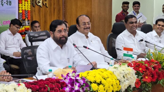ठाण्यातील अतिक्रमणे नियमानुकूल करण्यासाठी युद्धपातळीवर काम करा – एकनाथ शिंदे